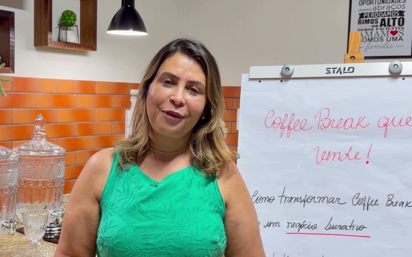 Chef Lilianne Silveira gravando o curso Coffee Break que Vende