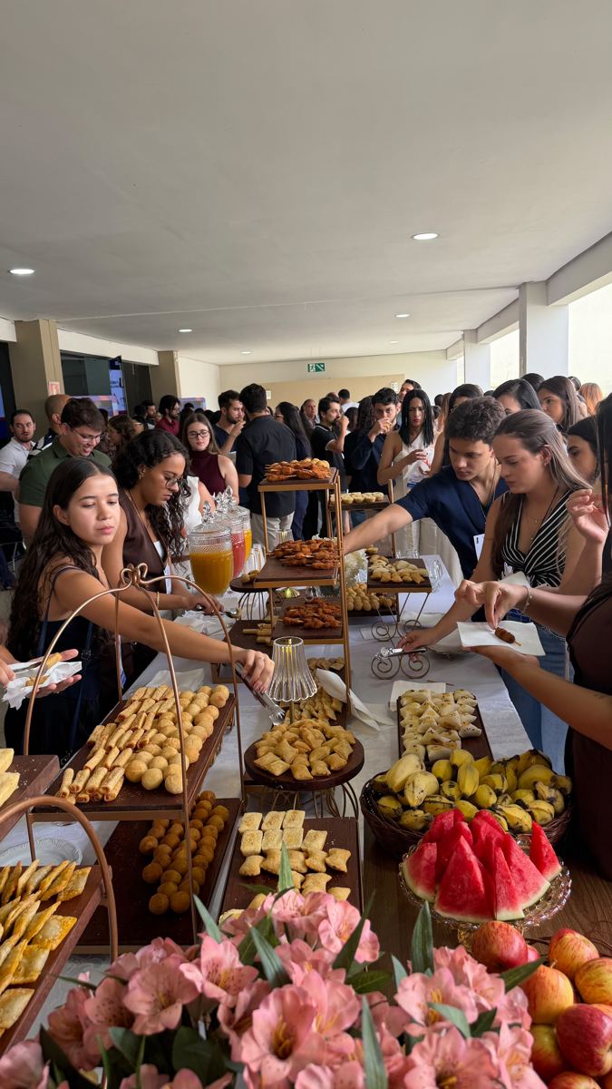 Participantes de um evento corporativo se servindo no coffee break da Bolateria